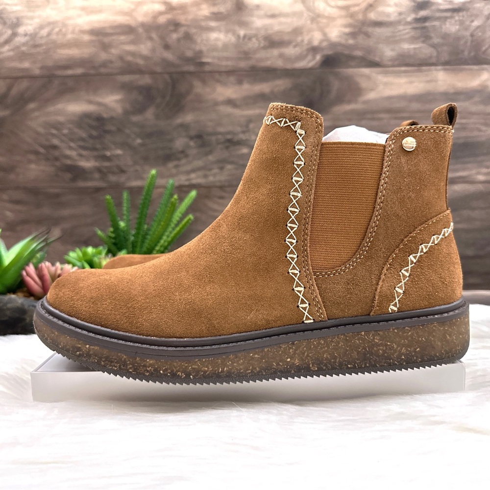 NIB Earth Elements Avens Slip On Chelsea Ankle Bootie Camel Suede 8M 39 - Picture 4 of 13